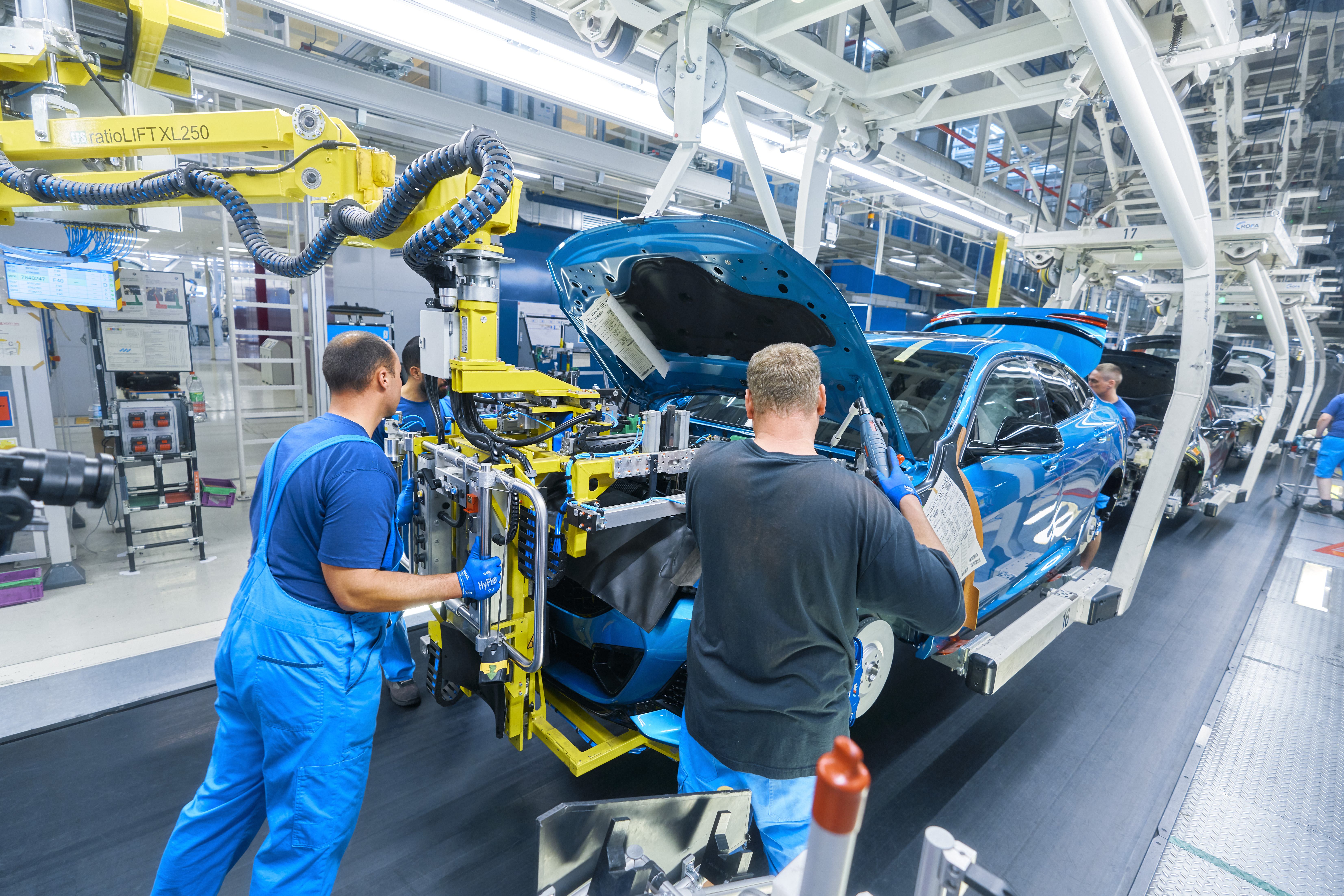 Узнать сборку. БМВ начало производства. BMW завод и парень. БМВ Leipzig марка. Процесс производства БМВ.