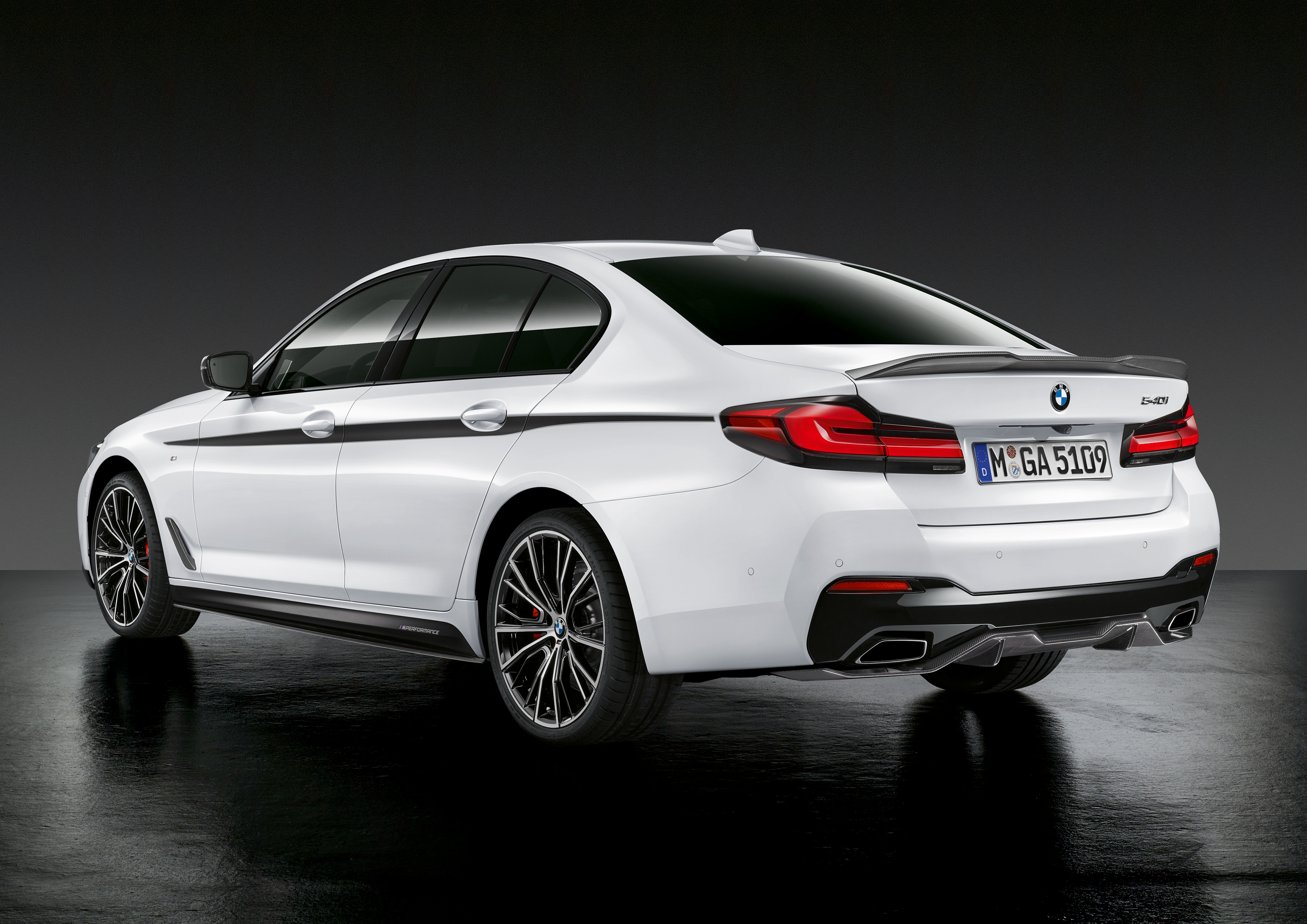 G performance. BMW g30 LCI M Performance. BMW 5 g30. БМВ 5 M Performance g30. BMW 5 g30 m Performance.