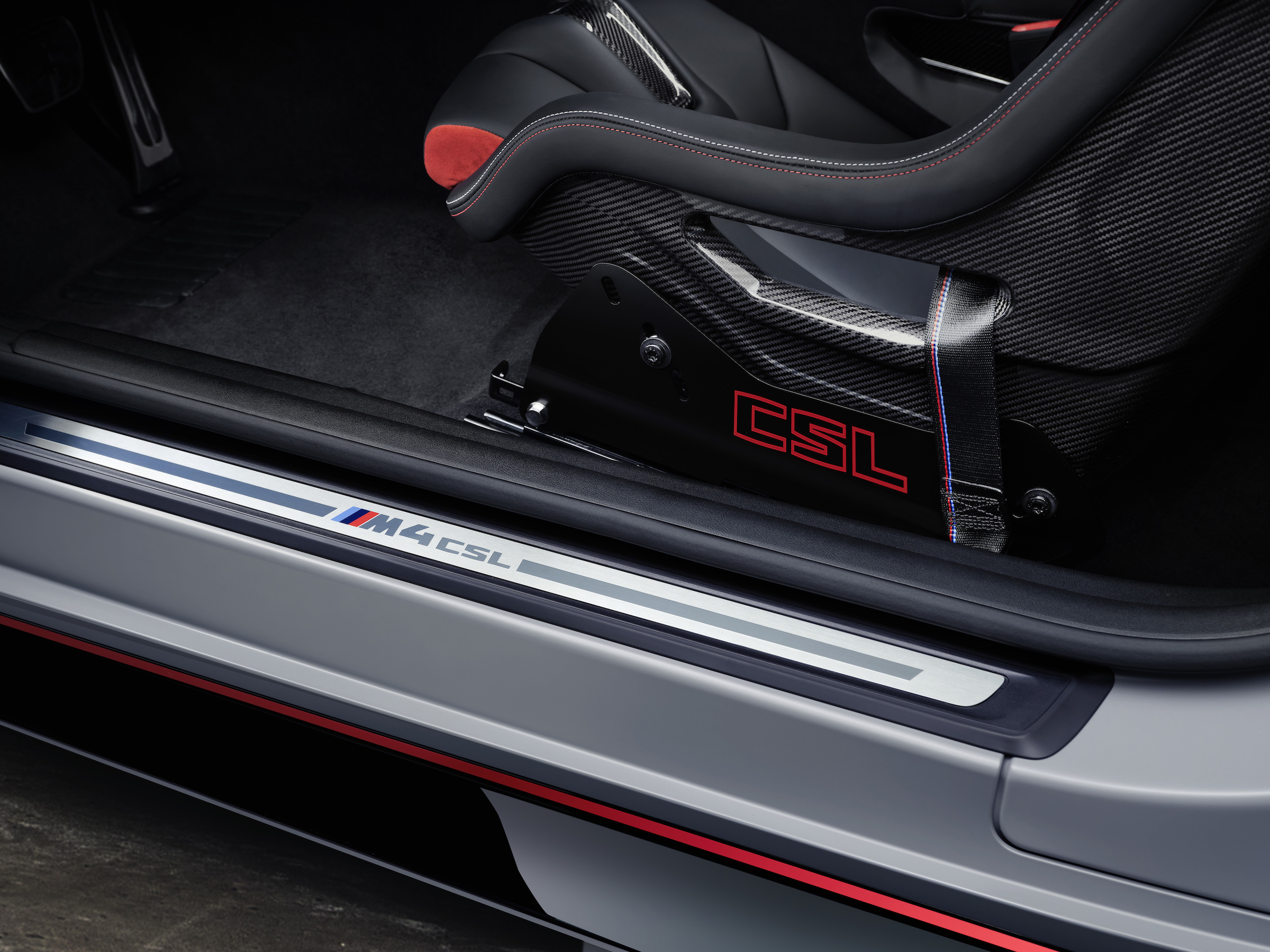 BMW%20M4%20CSL_Studio%20(15).jpg?w=142&h